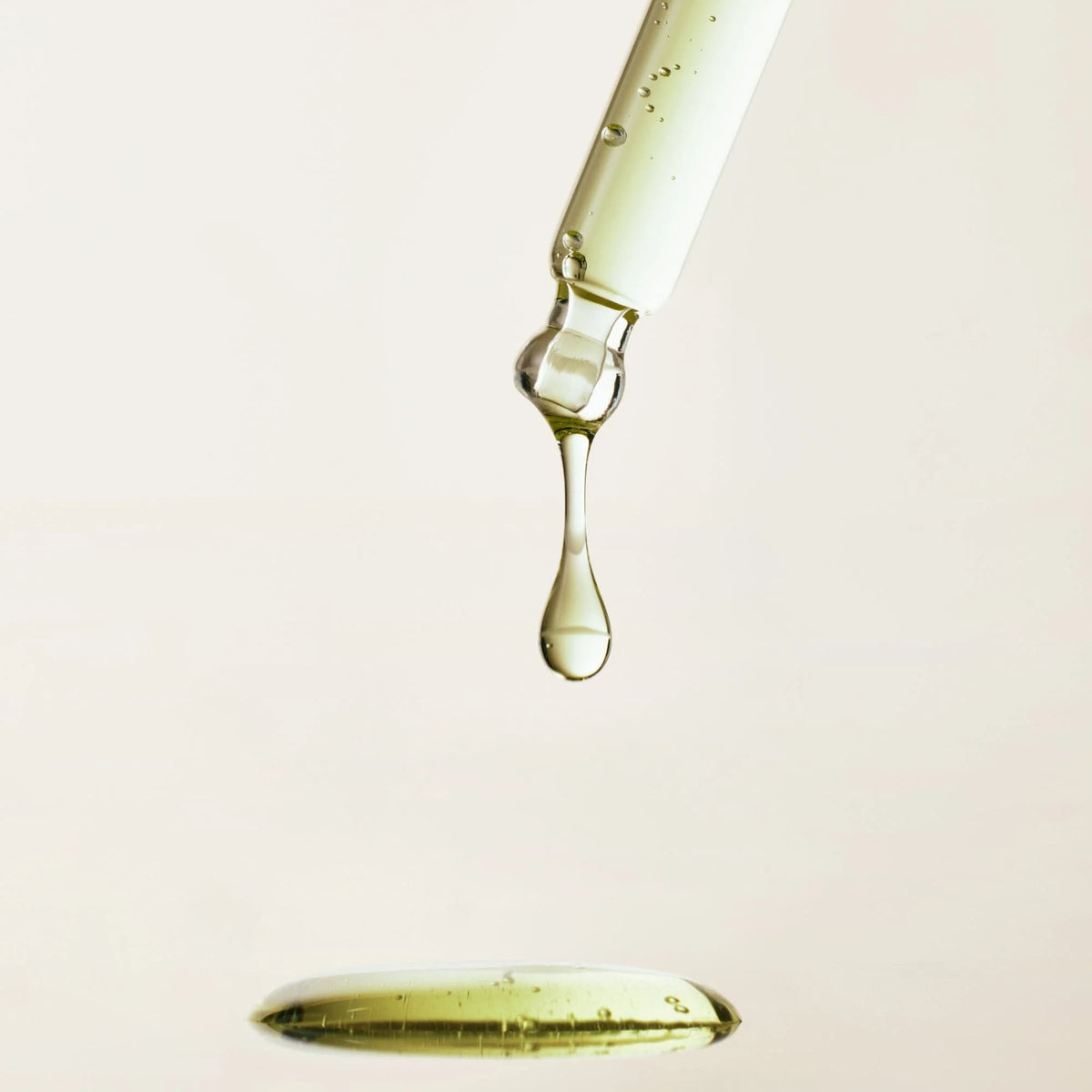 Raminamasis veido serumas su žaliosios arbatos ekstraktu ir pantenoliu "Calming Serum Green Tea + Panthenol", 30 ml